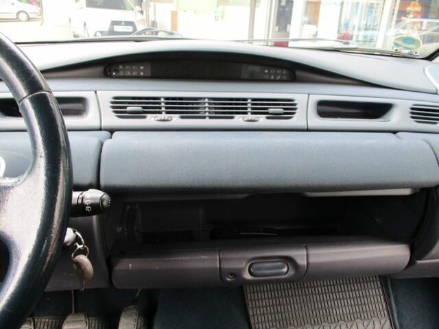 Рено Гранд Еспейс 2002 у Європі на Automoto.ua Синій Рено Гранд Еспейс, об'ємом двигуна 2 л та пробігом 330 тис. км за 2184 $, фото 14 на Automoto.ua