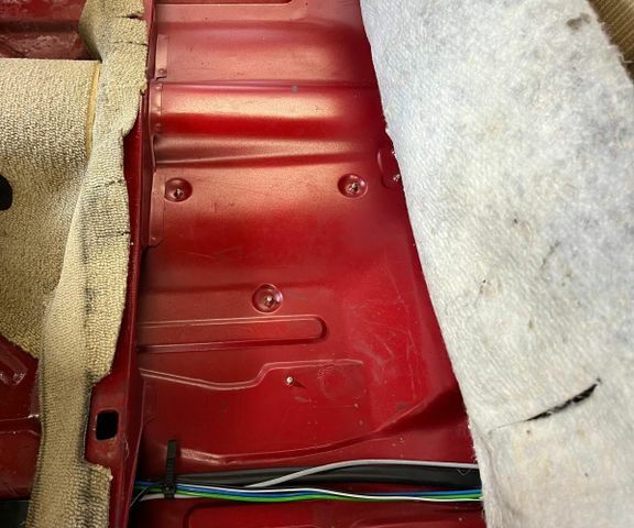 Мерседес 200 1983 в Европе на Automoto.ua Красный Мерседес 200, объемом двигателя 1.98 л и пробегом 222 тыс. км за 7831 $, фото 8 на Automoto.ua