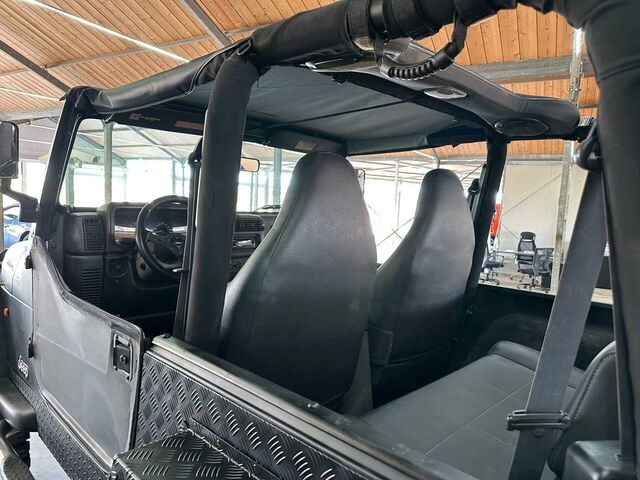 Джип Wrangler 1999 у Європі на Automoto.ua Чорний Джип Wrangler, об'ємом двигуна 3.96 л та пробігом 150 тис. км за 24900 $, фото 10 на Automoto.ua
