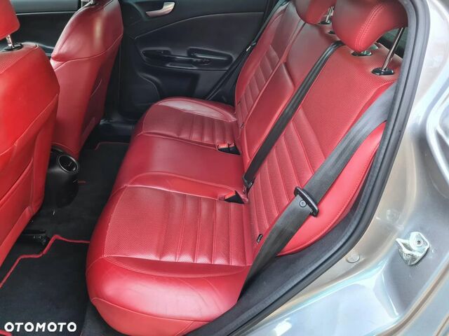 Альфа Ромео Giulietta 2011 у Європі на Automoto.ua Сірий Альфа Ромео Giulietta, об'ємом двигуна 1 л та пробігом 188 тис. км за 5448 $, фото 11 на Automoto.ua