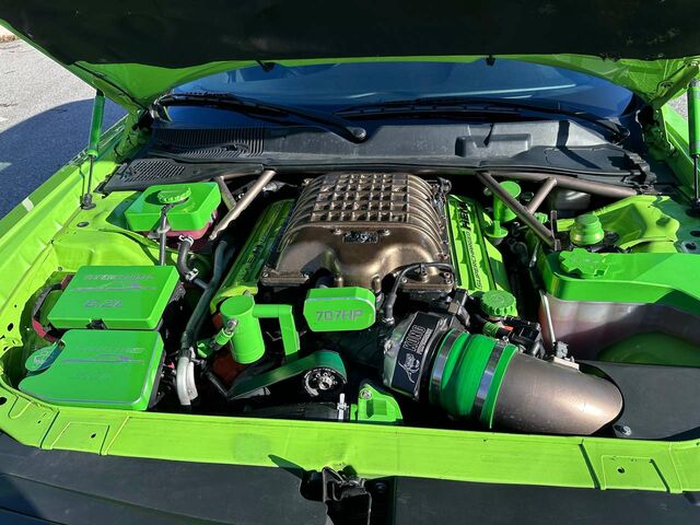 Зеленый Додж Челенджер, объемом двигателя 6.2 л и пробегом 45 тыс. км за 84930 $, фото 10 на Automoto.ua