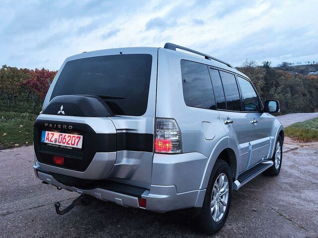 Мицубиси Паджеро 2015 в Европе на Automoto.ua Серебряный Мицубиси Паджеро, объемом двигателя 3.2 л и пробегом 100 тыс. км за 29990 $, фото 5 на Automoto.ua