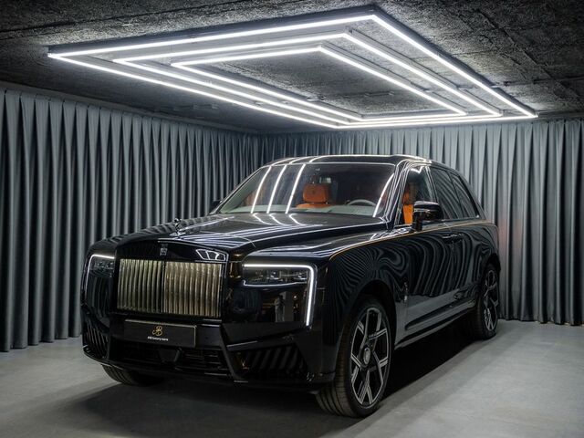 Ролс Ройс Cullinan 2025 в Европе на Automoto.ua Черный Ролс Ройс Cullinan, объемом двигателя 6.75 л и пробегом 50 тыс. км за 739665 $, фото 1 на Automoto.ua