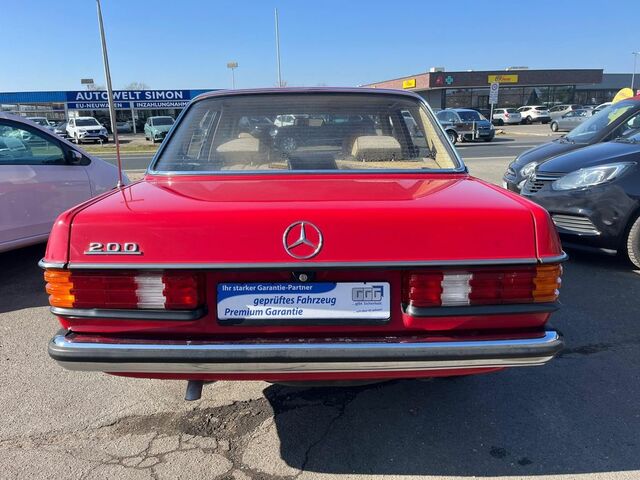Мерседес 200 1983 в Европе на Automoto.ua Красный Мерседес 200, объемом двигателя 1.98 л и пробегом 222 тыс. км за 7831 $, фото 6 на Automoto.ua