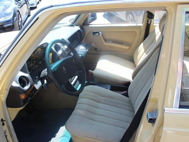 Мерседес 200 1983 в Европе на Automoto.ua Оранжевый Мерседес 200, объемом двигателя 1.97 л и пробегом 160 тыс. км за 8273 $, фото 9 на Automoto.ua