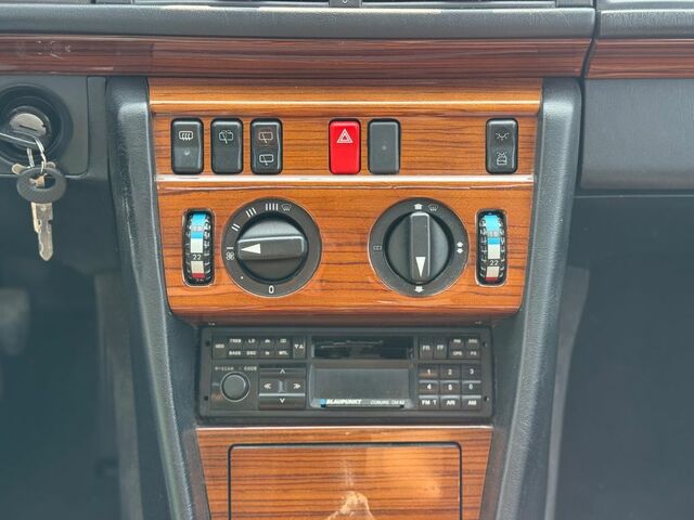 Мерседес 200 1993 в Европе на Automoto.ua Серебряный Мерседес 200, объемом двигателя 2 л и пробегом 287 тыс. км за 4116 $, фото 14 на Automoto.ua