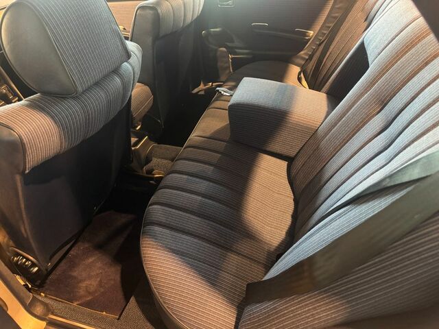 Мерседес 200 1984 в Европе на Automoto.ua Серебряный Мерседес 200, объемом двигателя 2 л и пробегом 138 тыс. км за 16318 $, фото 14 на Automoto.ua