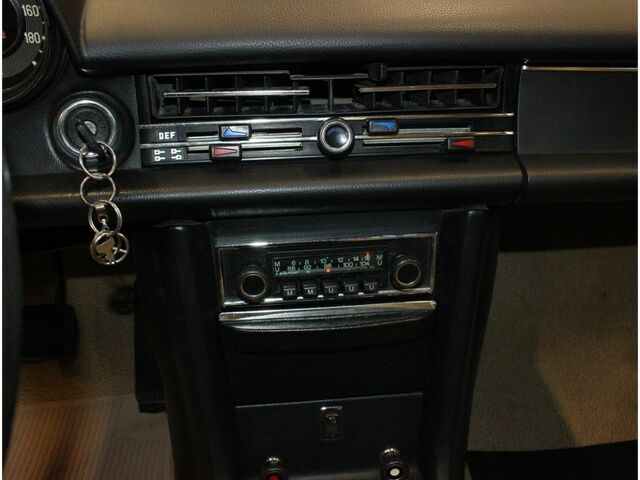 Мерседес 200 1975 у Європі на Automoto.ua Помаранчевий Мерседес 200, об'ємом двигуна 1.97 л та пробігом 111 тис. км за 30495 $, фото 14 на Automoto.ua