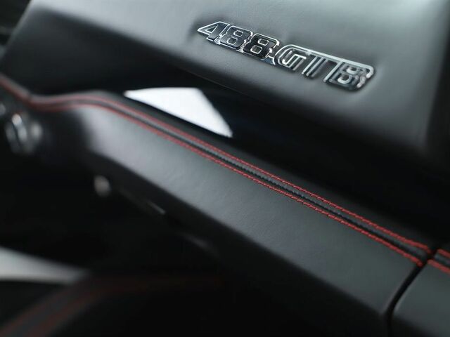 Червоний Феррарі 488 GTB, об'ємом двигуна 3.9 л та пробігом 22 тис. км за 261099 $, фото 21 на Automoto.ua