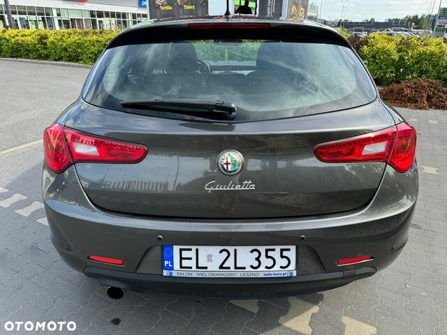Альфа Ромео Giulietta 2010 у Європі на Automoto.ua Сірий Альфа Ромео Giulietta, об'ємом двигуна 1 л та пробігом 156 тис. км за 5545 $, фото 10 на Automoto.ua