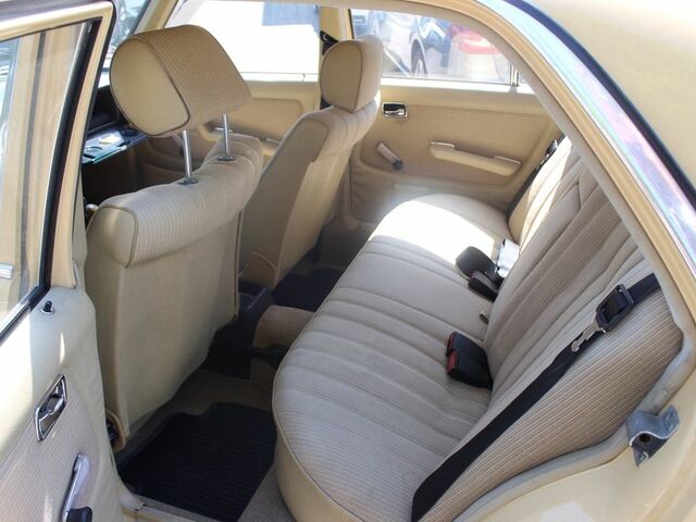 Мерседес 200 1983 в Европе на Automoto.ua Оранжевый Мерседес 200, объемом двигателя 1.97 л и пробегом 160 тыс. км за 8273 $, фото 11 на Automoto.ua