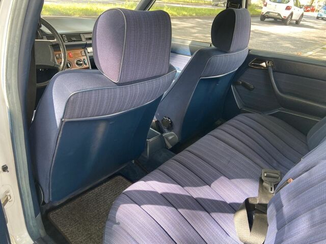 Мерседес 200 1987 в Европе на Automoto.ua Белый Мерседес 200, объемом двигателя 1.98 л и пробегом 241 тыс. км за 6991 $, фото 9 на Automoto.ua