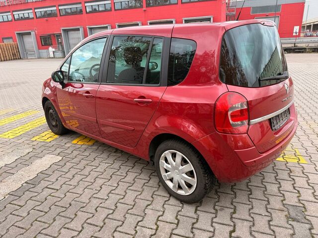 Рено Grand Modus 2011 в Европе на Automoto.ua Красный Рено Grand Modus, объемом двигателя 0 л и пробегом 174 тыс. км за 3850 $, фото 4 на Automoto.ua