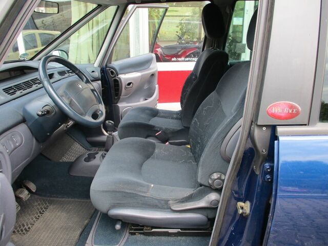 Рено Гранд Еспейс 2002 у Європі на Automoto.ua Синій Рено Гранд Еспейс, об'ємом двигуна 2 л та пробігом 330 тис. км за 2184 $, фото 11 на Automoto.ua