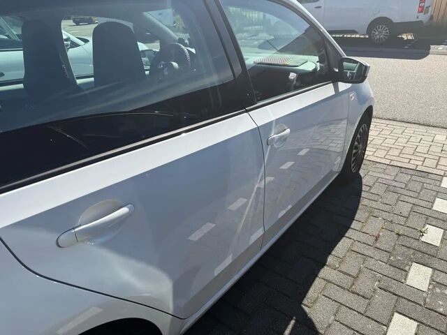 Фольксваген Ап 2013 у Європі на Automoto.ua Білий Фольксваген Ап, об'ємом двигуна 1 л та пробігом 104 тис. км за 7480 $, фото 14 на Automoto.ua