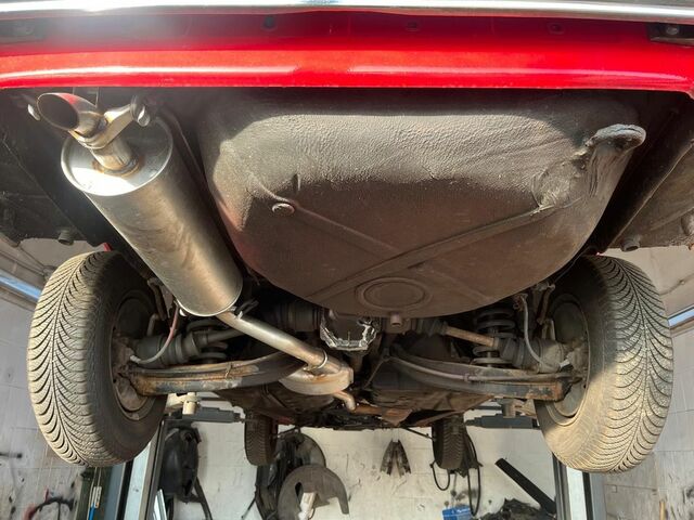 Мерседес 200 1983 в Европе на Automoto.ua Красный Мерседес 200, объемом двигателя 1.98 л и пробегом 222 тыс. км за 7831 $, фото 12 на Automoto.ua