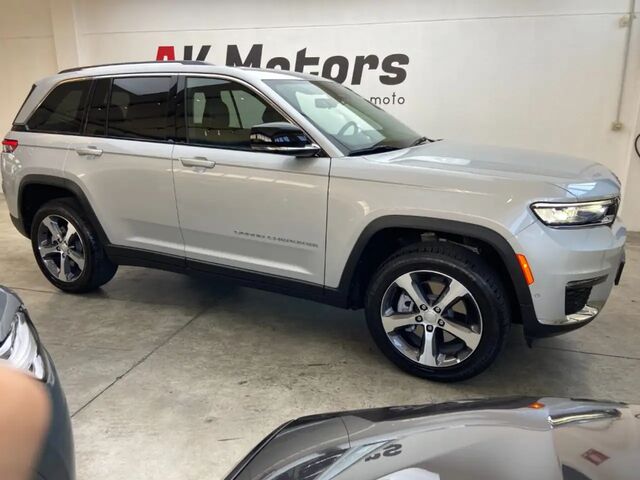 Джип Гранд Чероки 2023 в Европе на Automoto.ua Серый Джип Гранд Чероки, объемом двигателя 2 л и пробегом 29 тыс. км за 65386 $, фото 7 на Automoto.ua