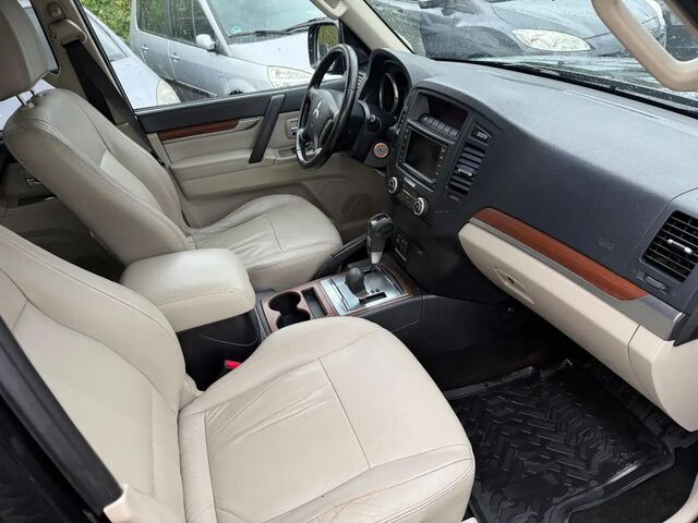 Міцубісі Паджеро 2011 у Європі на Automoto.ua Чорний Міцубісі Паджеро, об'ємом двигуна 3.2 л та пробігом 248 тис. км за 12613 $, фото 14 на Automoto.ua