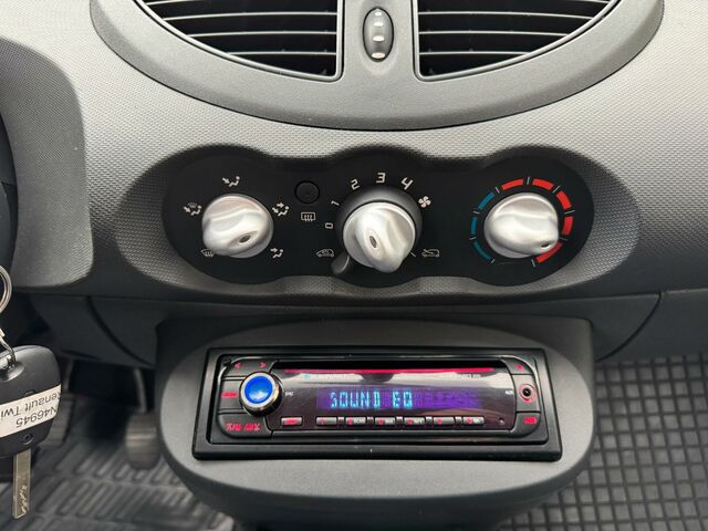 Рено Твинго 2012 в Европе на Automoto.ua Красный Рено Твинго, объемом двигателя 1.15 л и пробегом 50 тыс. км за 4999 $, фото 39 на Automoto.ua