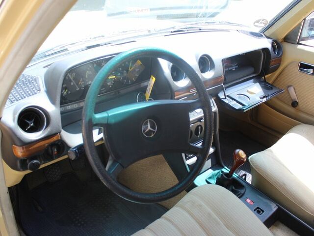 Мерседес 200 1983 в Европе на Automoto.ua Оранжевый Мерседес 200, объемом двигателя 1.97 л и пробегом 160 тыс. км за 8273 $, фото 10 на Automoto.ua