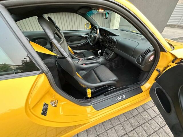Желтый Порше 911, объемом двигателя 3.6 л и пробегом 37 тыс. км за 178186 $, фото 9 на Automoto.ua