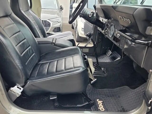 Джип CJ-7 1980 в Европе на Automoto.ua Серый Джип CJ-7, объемом двигателя 4.98 л и пробегом 96 тыс. км за 30270 $, фото 10 на Automoto.ua