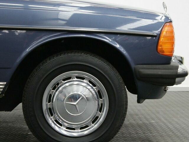 Мерседес 200 1978 у Європі на Automoto.ua Синій Мерседес 200, об'ємом двигуна 1.99 л та пробігом 130 тис. км за 10362 $, фото 26 на Automoto.ua