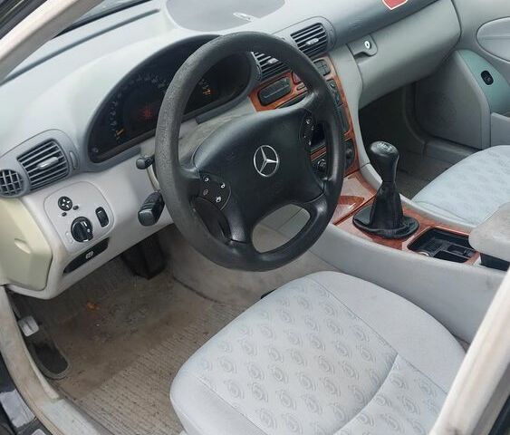 Мерседес Ц-Класс 2001 в Европе на Automoto.ua Черный Мерседес Ц-Класс, объемом двигателя 1 л и пробегом 256 тыс. км за 557 $, фото 6 на Automoto.ua