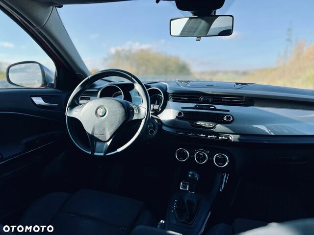 Альфа Ромео Giulietta 2012 у Європі на Automoto.ua Червоний Альфа Ромео Giulietta, об'ємом двигуна 1 л та пробігом 146 тис. км за 7482 $, фото 12 на Automoto.ua