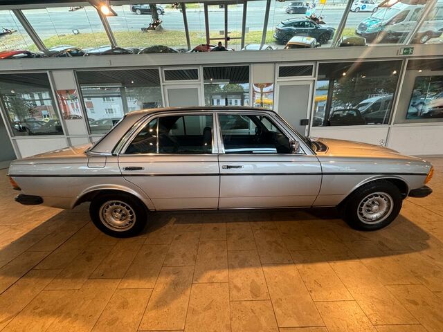 Мерседес 200 1984 у Європі на Automoto.ua Срібний Мерседес 200, об'ємом двигуна 2 л та пробігом 138 тис. км за 16240 $, фото 3 на Automoto.ua