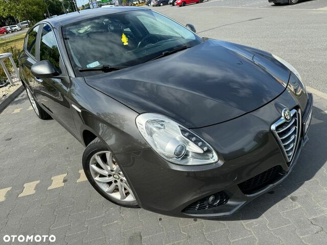 Альфа Ромео Giulietta 2010 у Європі на Automoto.ua Сірий Альфа Ромео Giulietta, об'ємом двигуна 1 л та пробігом 156 тис. км за 5545 $, фото 1 на Automoto.ua