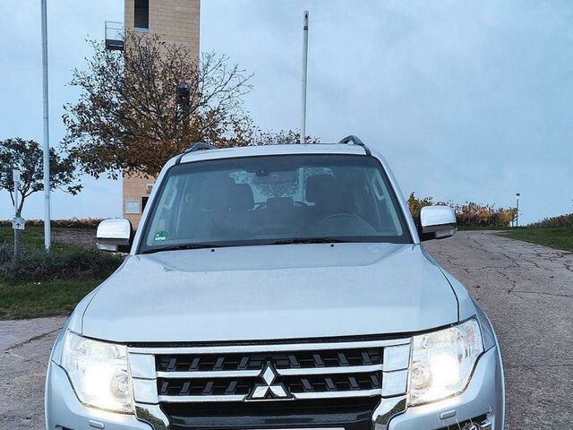 Мицубиси Паджеро 2015 в Европе на Automoto.ua Серебряный Мицубиси Паджеро, объемом двигателя 3.2 л и пробегом 100 тыс. км за 29990 $, фото 17 на Automoto.ua