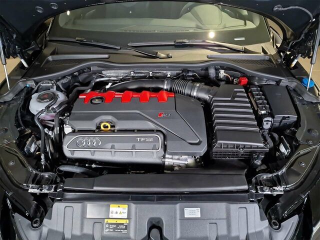 Чорний Ауді TT, об'ємом двигуна 2.48 л та пробігом 2 тис. км за 82500 $, фото 10 на Automoto.ua