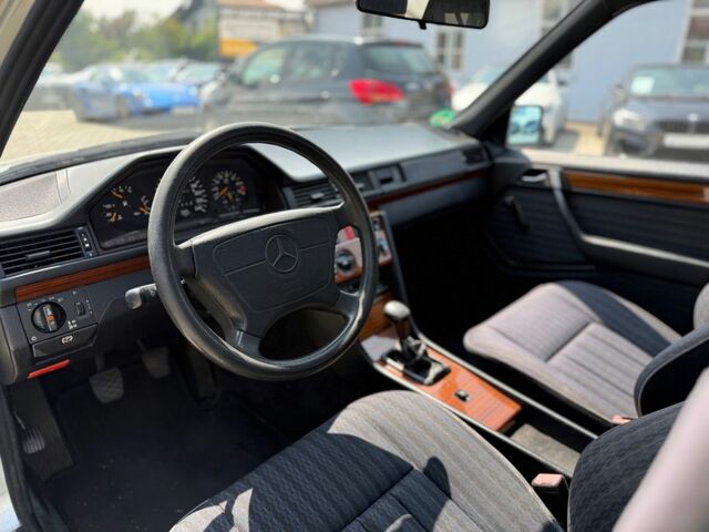 Мерседес 200 1993 в Европе на Automoto.ua Серебряный Мерседес 200, объемом двигателя 2 л и пробегом 287 тыс. км за 4116 $, фото 10 на Automoto.ua