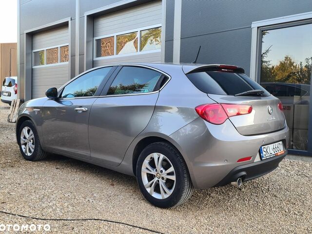 Альфа Ромео Giulietta 2011 у Європі на Automoto.ua Сірий Альфа Ромео Giulietta, об'ємом двигуна 1 л та пробігом 188 тис. км за 5448 $, фото 4 на Automoto.ua