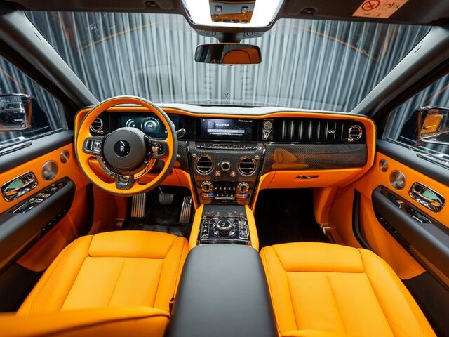 Ролс Ройс Cullinan 2025 в Европе на Automoto.ua Черный Ролс Ройс Cullinan, объемом двигателя 6.75 л и пробегом 50 тыс. км за 739665 $, фото 1 на Automoto.ua