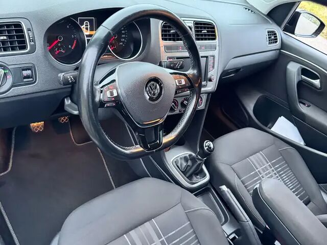 Фольксваген Поло 2015 у Європі на Automoto.ua Чорний Фольксваген Поло, об'ємом двигуна 1.42 л та пробігом 192 тис. км за 8174 $, фото 3 на Automoto.ua