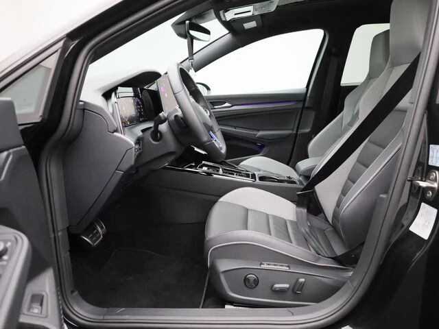 Фольксваген Golf GTE 2025 в Европе на Automoto.ua Черный Фольксваген Golf GTE, объемом двигателя 1.5 л и пробегом 12 тыс. км за 56965 $, фото 10 на Automoto.ua