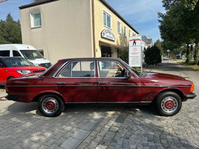 Мерседес 200 1983 в Европе на Automoto.ua Красный Мерседес 200, объемом двигателя 1.98 л и пробегом 193 тыс. км за 16161 $, фото 5 на Automoto.ua