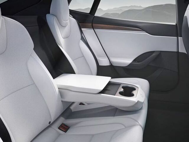 Огляд електромобіля Tesla Model S 2023 з фотографіями та відео