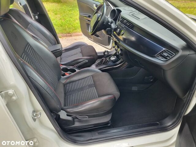 Альфа Ромео Giulietta 2012 у Європі на Automoto.ua Білий Альфа Ромео Giulietta, об'ємом двигуна 1 л та пробігом 197 тис. км за 6901 $, фото 12 на Automoto.ua