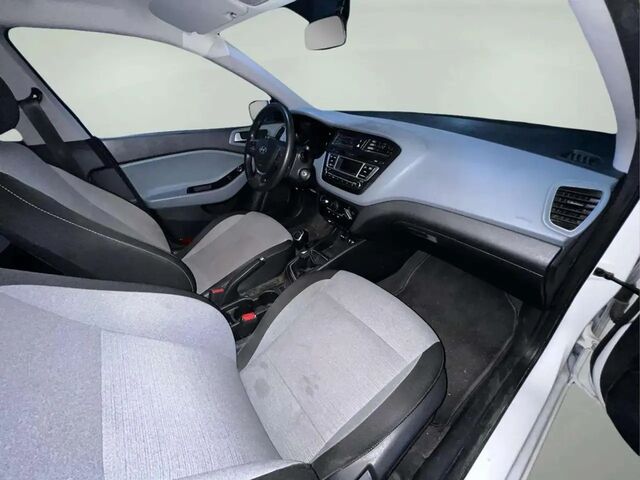 Хендай и20 2015 в Европе на Automoto.ua Белый Хендай и20, объемом двигателя 1.12 л и пробегом 171 тыс. км за 8744 $, фото 13 на Automoto.ua