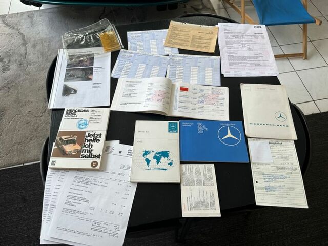 Мерседес 200 1983 в Европе на Automoto.ua Красный Мерседес 200, объемом двигателя 1.98 л и пробегом 193 тыс. км за 16161 $, фото 25 на Automoto.ua