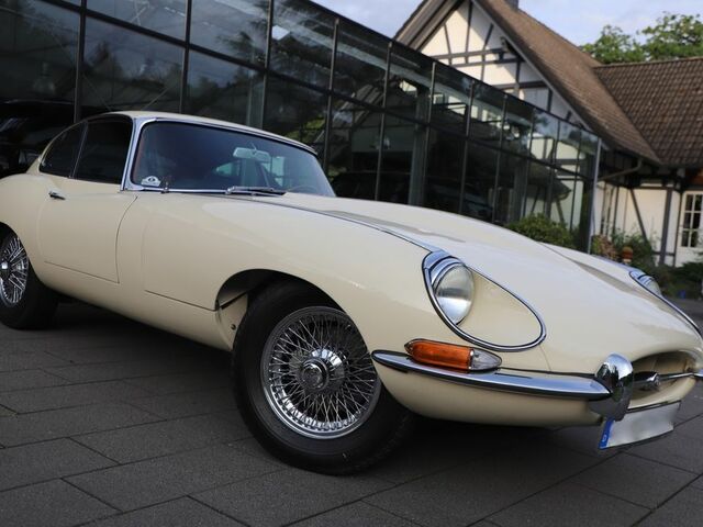 Білий Ягуар E-Type, об'ємом двигуна 4.2 л та пробігом 61 тис. км за 92237 $, фото 3 на Automoto.ua