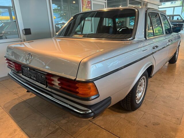 Мерседес 200 1984 в Европе на Automoto.ua Серебряный Мерседес 200, объемом двигателя 2 л и пробегом 138 тыс. км за 16318 $, фото 4 на Automoto.ua