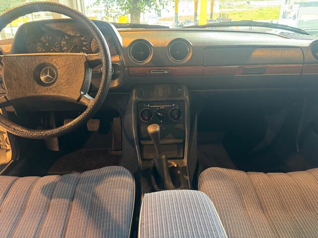 Мерседес 200 1984 у Європі на Automoto.ua Срібний Мерседес 200, об'ємом двигуна 2 л та пробігом 138 тис. км за 16240 $, фото 18 на Automoto.ua