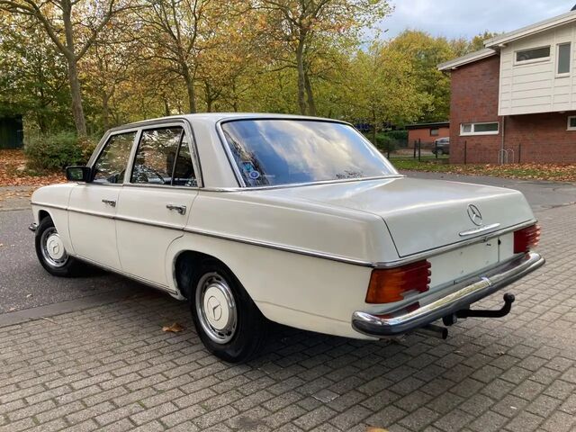 Мерседес 200 1974 в Европе на Automoto.ua Белый Мерседес 200, объемом двигателя 1.99 л и пробегом 145 тыс. км за 6598 $, фото 4 на Automoto.ua