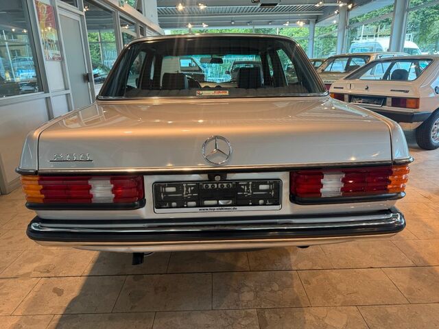Мерседес 200 1984 в Европе на Automoto.ua Серебряный Мерседес 200, объемом двигателя 2 л и пробегом 138 тыс. км за 16318 $, фото 5 на Automoto.ua