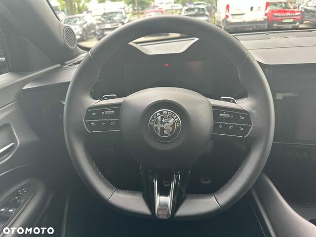 Альфа Ромео Джуниор 2025 в Европе на Automoto.ua Черный Альфа Ромео Джуниор, объемом двигателя 1 л и пробегом 1 тыс. км за 30243 $, фото 12 на Automoto.ua