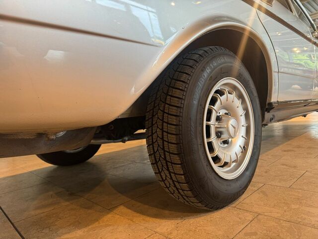 Мерседес 200 1984 в Европе на Automoto.ua Серебряный Мерседес 200, объемом двигателя 2 л и пробегом 138 тыс. км за 16318 $, фото 25 на Automoto.ua